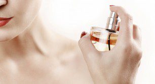 femeie-care-se-da-cu-parfum