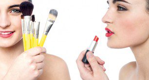 femeie-cu-cosmetice-in-mana