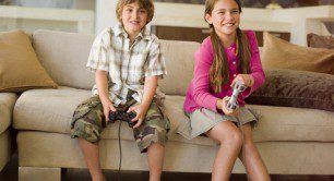 frati care se joaca la playstation