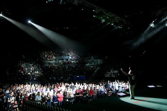 Află ce trebuie să faci pentru a fi pe scenă, alături de câinele tău la show-ul lui Cesar Millan! 4 Cesar Millan scena spectacol