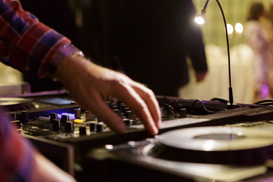 RETRO PARTY sau GLOW PARTY? REVELION 2018 la Hotel Marshal Garden 5* 8 dj vivel revelion 2018 echipamente