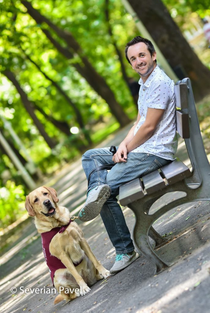 "Zâmbesc din inimă și vorbesc cu pasiune despre ce fac”. Un britanic face viața mai bună pentru românii care nu văd și nu aud 3 Rob 2