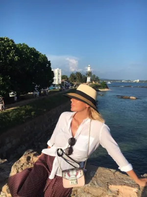 Dana Savuică și destinațiile ei de vis 4 Dana Savuică și destinațiile ei de vis - Selfie Dana iar in spate o faleza si oceanul