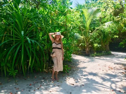 Dana Savuică și destinațiile ei de vis 3 Dana Savuică și destinațiile ei de vis - Dana intr-un peisaj verde cu multe plante inalte