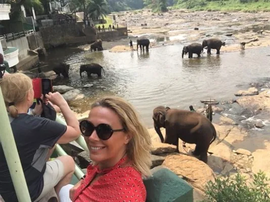 Dana Savuică și destinațiile ei de vis 5 Dana Savuică și destinațiile ei de vis - Dana a facut selfie iar in spate se vad elefanti