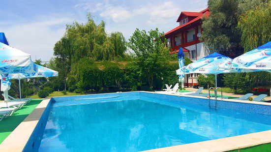 Sejur plin de activități și relaxare în Delta Dunării 4 delta dunarii resort piscina