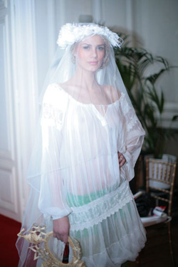 Sampanie si moda in Micul Paris 4 Creatie Valentina Vidrascu