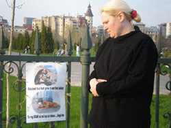 Greva foamei pentru adoptarea legii privind obligativitatea sterilizarii cainilor 5 Prof. Anca Hertea, protest