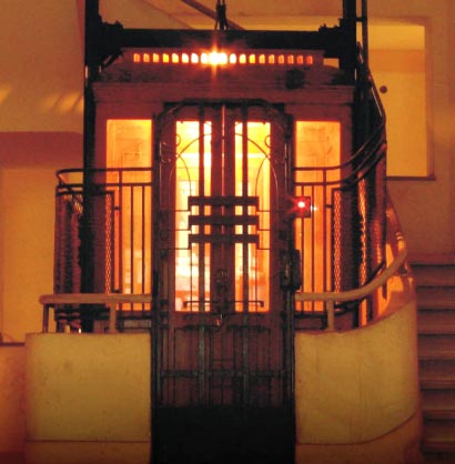 Ca picaturile de singe pe linoleumul din lift - Fragment din carte 3 Ca picaturile de singe pe linoleumul din lift, Maria Manolescu, Editura Cartea Romaneasca, fragment