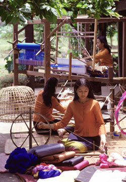 Thailanda - o destinatie exotica, dar si o prezenta vie in spatiul romanesc 7 Matasea se tese la razboaie manuale