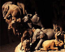 Thailanda - o destinatie exotica, dar si o prezenta vie in spatiul romanesc 4 Phet Wiriya, sculptura in lemn - elefanti