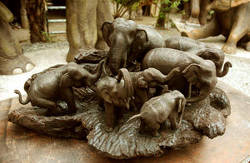 Thailanda - o destinatie exotica, dar si o prezenta vie in spatiul romanesc 6 Phet Wiriya, sculptura in lemn - elefanti