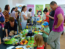 Copiii iubesc legumele si fructele la "Bucatareala in familie cu Irinuca" 5 1625376.bucatareala familie florin preuteasa