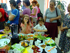 1625376.copii savurand legume fructe