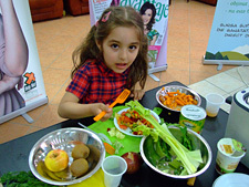 Copiii iubesc legumele si fructele la "Bucatareala in familie cu Irinuca" 4 1625376.fetita savurand legume