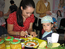 Copiii iubesc legumele si fructele la "Bucatareala in familie cu Irinuca" 6 1625376.mami fetita bucatarind