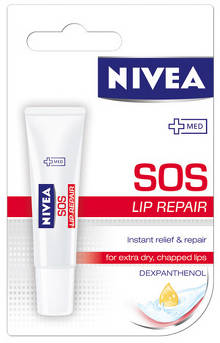 Iar pentru momentele in care buzele tale iti transmit semnale SOS, foloseste NIVEA Lip Care SOS Lip Relief, tratamentul instantaneu al buzelor crapate si uscate. Acesta este creat special pentru a oferi ingrijire intensiva buzelor uscate, crapate si inflamate. S.O.S. vine de la “salvati-ne sufletele!”, insa pentru NIVEA Lip Care SOS Lip Relief acronimul inseamna “salvati-mi zambetul!”.  Balsamul de buze iti ofera un ajutor rapid si profesionist si iti aduce inapoi zambetul pe buze.  Formula cu Dexpanthenol calmeaza rapid buzele crapate, iar noul ingredient, mentolul, racoreste si calmeaza instantaneu buzele afectate. Pielea buzelor se vindeca, isi recapata elasticitatea si textura catifelata si este vizibil mai neteda, fiind protejata de factorii de mediu.  Compatibilitate la nivelul pielii aprobata dermatologic.  Pret recomandat: 13,15 lei
