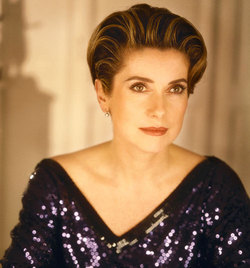 catherine deneuve in rochie neagra cu paiete