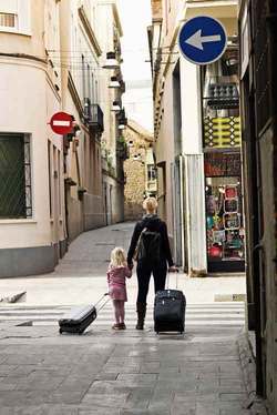 2074029.mama fiica bagaje calatorie