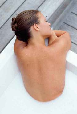 2116279.femeie baie lapte