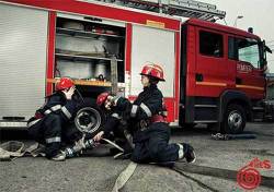 3 fete, o masina de pompieri, 18000 km 2 2118352.poza