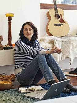 2122874.femeie laptop chitara