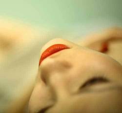 2122885.femeie buze rosii