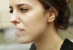 2122887.femeie fumat fum tigara