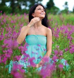 2126328.femeie camp flori