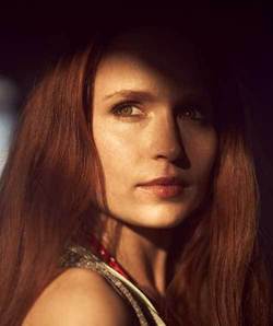 2126404.femeie roscata