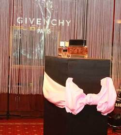 Un parfum couture cu o lansare fabuloasa - DAHLIA NOIR 2 2127952.dhalia noir