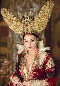 Monica Bellucci: Ma atrag energiile pozitive si jucause 3 Monica Bellucci, Divan, Fratii Grimm