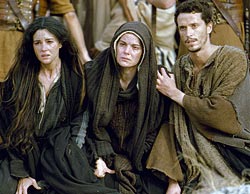 Monica Bellucci: Ma atrag energiile pozitive si jucause 3 Monica Bellucci, patimile