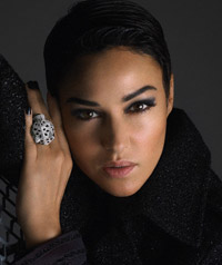 Monica Bellucci: Ma atrag energiile pozitive si jucause 3 Monica Bellucci, divan