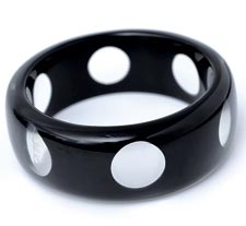 Negru si Alb 2 bratara, repere stil