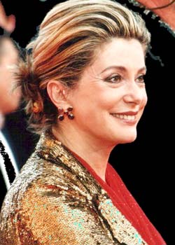 Catherine Deneuve vine la TIFF 2008 2 311386.catherine deneuve color
