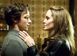 Angelina Jolie, the most ”Wanted”, acum pe DVD 4 Angelina Jolie, James McAvoy, Wanted