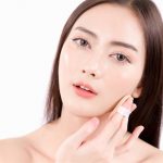 femeie care are un fond de ten prea deschis