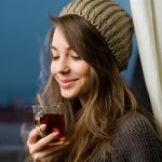 femeie care beai ceai seara pentru ca nu cunoaste beneficiile ceaiului