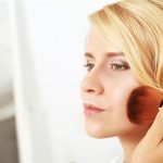 femeie care foloseste un blush nepotrivit pentru tenul ei