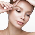 femeie care nu are sprancene corect pensate