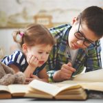 băiat care are grijă de surioara lui pentru că părinții nu știu cum îți faci copilul să sufere