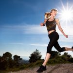 femeie alearga la soare si profita de beneficii ale sportului in aer liber