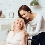 femeie care ajută și te învață să fii din nou fericită