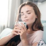 femeie care bea ceai antidepresiv sa depășească un atac de panică