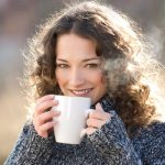 femeie care bea ceai verde ce contine polifenolii vitamine antioxidante