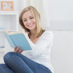 femeie care citește și te învață să fii din nou fericită