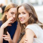 femeie care comunică cu prietena ei și te învață să fii din nou fericită