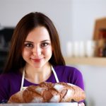 femeie care consuma paine ce contine zinc vitamine antioxidante