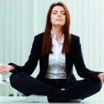 femeie care meditează să scape de un atac de panică